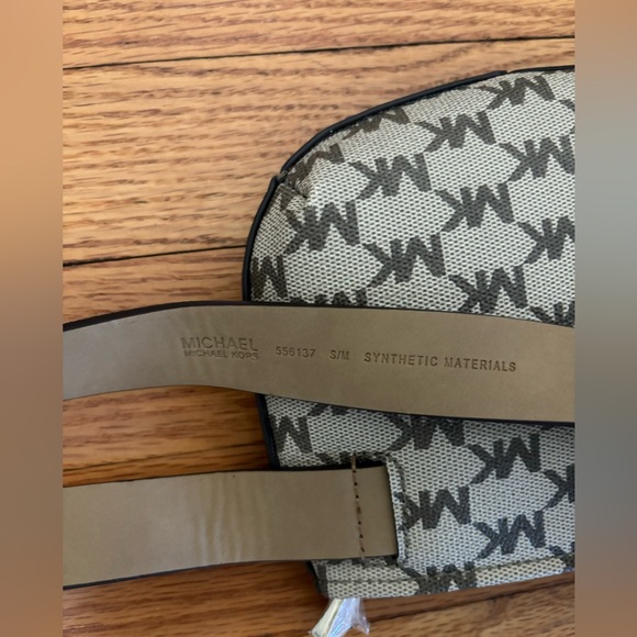 Michael Kors Cambodia Belt Bag Women’s S/M Brown Tan Logo Zip Adjustable NWT - Picture 6 of 11